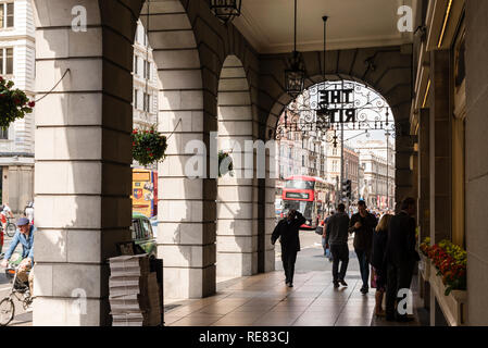 Les gens de marcher sous l'auvent à l'extérieur de l'Hôtel Ritz, Piccadilly le long d'une journée d'été. Banque D'Images
