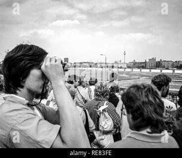 Août 1986, la Potsdamer Platz de plate-forme d'observation, les gens à plus de mur de Berlin à la Leipziger Platz, Berlin Ouest, l'Allemagne, l'Europe, Banque D'Images