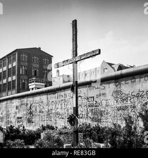 Août 1986, Peter Fechter Memorial avec croix, les graffitis sur le mur de Berlin, Kreuzberg, rue Zimmerstrasse, côté ouest de Berlin, Allemagne, Europe, Banque D'Images