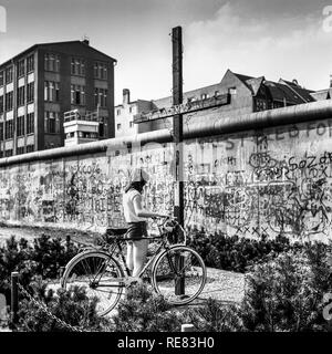 Août 1986, jeune femme à vélo, Peter Fechter memorial, graffitis sur mur de Berlin, Kreuzberg, rue Zimmerstrasse, l'ouest de Berlin, Allemagne, Europe, Banque D'Images