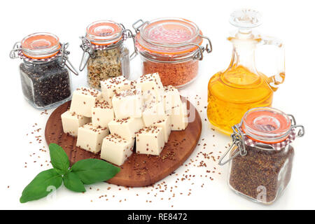 Vegan aliments de santé au tofu pâte de soja, lin, luzerne, chanvre et chia seeds, lentilles, basilic, huile d'olive aux herbes et de poivre sur fond blanc. Super f Banque D'Images