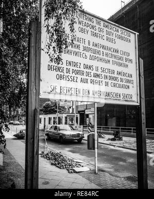 Août 1986, l'entrée du secteur américain panneau d'avertissement à l'Allied Checkpoint Charlie, la rue Friedrichstrasse, Kreuzberg, Berlin Ouest, l'Allemagne, l'Europe, Banque D'Images