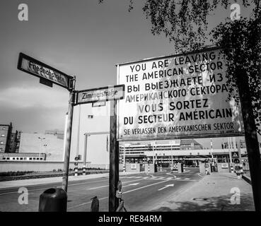 Août 1986, laissant le secteur américain de Berlin, Berlin est signe d'avertissement postesfrontières, Zimmerstrasse street, Kreuzberg, Berlin Ouest, l'Allemagne, l'Europe, Banque D'Images