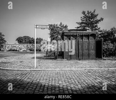 Août 1986, les anciens toilettes publiques 1899 Mur de Berlin, graffitis, Lohmühlenstrasse street sign, Treptow, Berlin Ouest, l'Allemagne, l'Europe, Banque D'Images