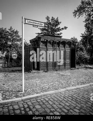 Août 1986, les anciens toilettes publiques, 1899 Lohmühlenstrasse street sign, Treptow, Berlin Ouest, l'Allemagne, l'Europe, Banque D'Images