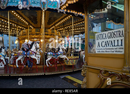 Rome, Italie, 12/15/2018 : carrousel cheval antique construit en 1896 en Allemagne par la société 'Horst und Webber'. Banque D'Images