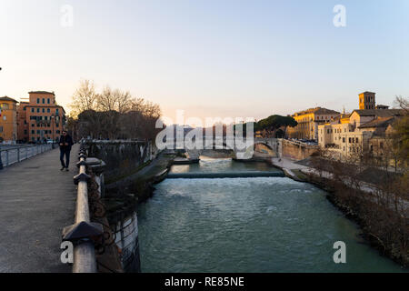 Rome, Italie, 12/28/2018 : Ponte Cestio d'île Tibérine sur la droite, au milieu du Tibre, Palatine bridge sur la gauche Banque D'Images