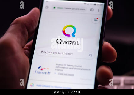 NOVI SAD, SERBIE - 19 janvier 2019 : Qwant, moteur de recherche exploité à partir de Paris, disponible pour les ordinateurs de bureau et mobiles. Rédaction d'illustration. Banque D'Images