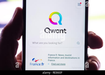 NOVI SAD, SERBIE - 19 janvier 2019 : Qwant, moteur de recherche exploité à partir de Paris, disponible pour les ordinateurs de bureau et mobiles. Rédaction d'illustration. Banque D'Images