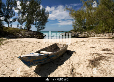 Cat Island, Bahamas. La Boad dans la plage de l'Est (Région Atlantique) Pine Bay, Cat Island. Banque D'Images