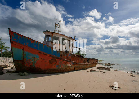 Cat Island, Bahamas. La Boad dans la plage de l'Est (Région Atlantique) Pine Bay, Cat Island. Banque D'Images