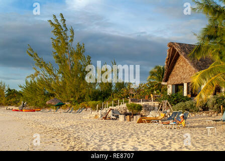 Cat Island, Bahamas. Cottages en front de mer. Hotel Fernandez Bay Village Resort. Les touristes se détendre sur la plage. Banque D'Images