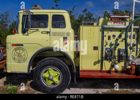 Bahamas jaune vieux camion pompier Camion dans Arthur's Town, Cat Island, Bahamas Banque D'Images