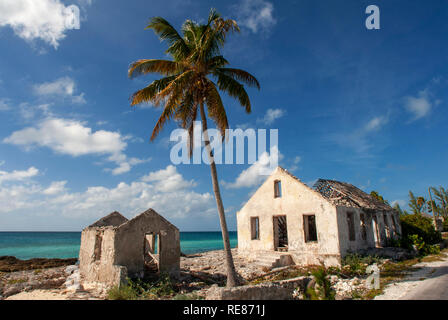 Cat Island, Bahamas. Vieille maison à côté de la plage de l'Est (Région Atlantique) Pine Bay, Cat Island. Banque D'Images