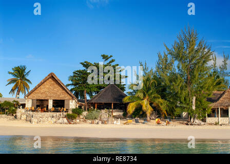 Cat Island, Bahamas. Cottages en front de mer. Hotel Fernandez Bay Village Resort. Les touristes se détendre sur la plage. Banque D'Images