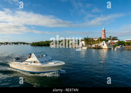 Phare de Hope Town, Elbow Cay, Abacos. Bahamas. Phare et port dans le petit village de Hope Town. Banque D'Images