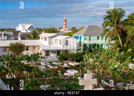 Cimetière de Hope Town avec le phare en arrière-plan, Elbow Cay, Abacos. Bahamas Banque D'Images