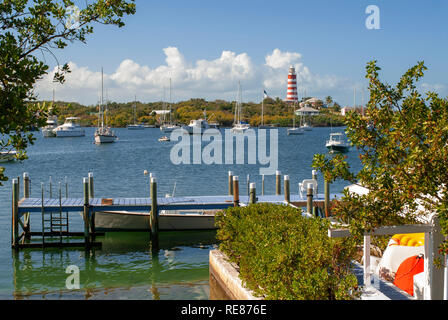 Phare de Hope Town, Elbow Cay, Abacos. Bahamas. Phare et port dans le petit village de Hope Town. Banque D'Images