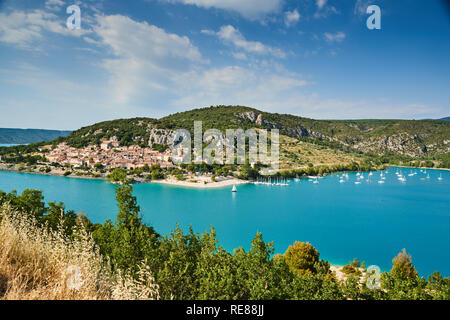 La ville en bordure du lac artificiel de France, Provence, le lac de Saint Croix, gorge Verdone, azure du lac et des pentes de montagnes Banque D'Images