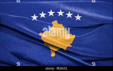 Drapeau réaliste du Kosovo sur la surface d'un tissu. Parfait pour les fins de l'arrière-plan ou de texture. Banque D'Images