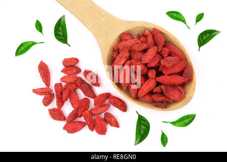 Baies de goji séchées en cuillère en bois isolé sur fond blanc Banque D'Images