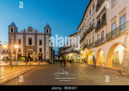 La place Giraldo, Evora, Alentejo, Portugal Banque D'Images