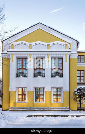 Fragment de la construction de l'hôtel de ville de Mikkeli avec les murs de couleur jaune sur un jour d'hiver glacial contre le ciel bleu. Banque D'Images