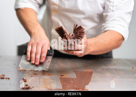 Confiseur professionnel faire le chocolat bonbons à confiserie . Banque D'Images