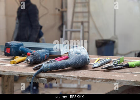 Libre service pour dusty perceuse, perforateur sur fond de workman et création d'outils. Concept de montage et de démontage et d windows Banque D'Images