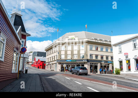 Akureyri, Islande - 17 juin 2018 : rue vide en route village ville ville avec voiture par Motus signer en été sur ciel bleu jour Banque D'Images