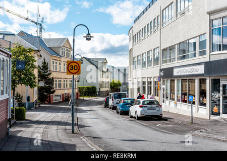 Akureyri, Islande - 17 juin 2018 : vide street road ruelle de village ville ville avec voiture par signes restaurant en été matin jour Banque D'Images