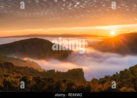 Lever du soleil sur les montagnes des Rhodopes de l'Est, Bulgarie, Madzharovo Banque D'Images