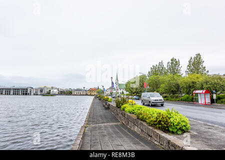 Reykjavik, Islande - 19 juin 2018 : lac Tjornin ou Reykjavikurtjorn au centre-ville de capitale à Frikirkjuvegur avec personne de la rue Banque D'Images