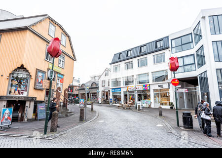 Reykjavik, Islande - 19 juin 2018 : Skolavordustigur route trottoir rue au centre-ville centre et panneaux pour restaurants commerces et les gens touristes walki Banque D'Images