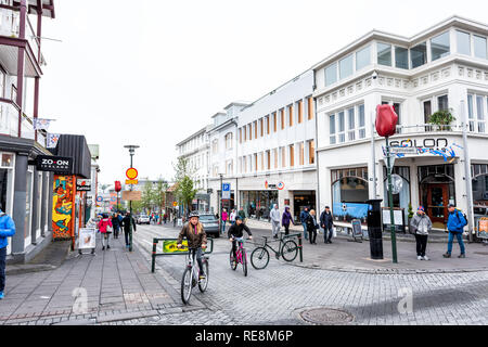 Reykjavik, Islande - 19 juin 2018 : Street intersection route trottoir au centre-ville centre et signe avec beaucoup de gens les touristes à vélo Banque D'Images