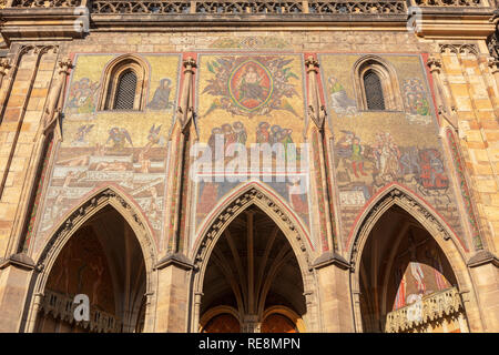 Mosaïques dorées qui se combinent pour produire une superbe scène du Jugement dernier au-dessus de la porte sud de St Cathédrale Saint-Guy au Château de Prague. Banque D'Images