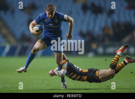 Garry du Leinster Ringrose est abordé par les guêpes Dan Robson au cours de la Heineken Cup Challenge Européen, piscine un match à la Ricoh Arena, Coventry. Banque D'Images