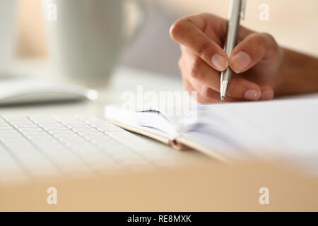 La main féminine holding silver pen prêt à faire Banque D'Images