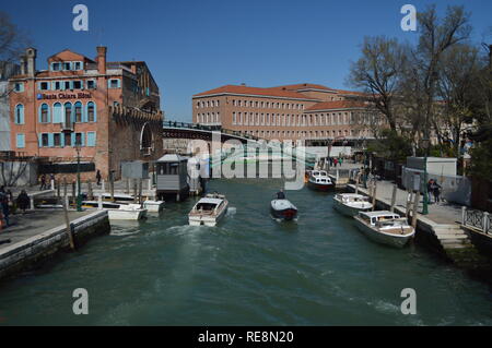 Novo Rivière Canal de Santa Chiara avec de beaux bateaux à Venise. Voyages, vacances, de l'architecture. Le 28 mars 2015. Venise, Vénétie, Italie. Banque D'Images