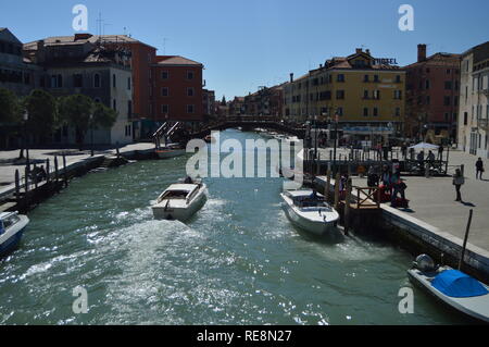 Novo Rivière Canal de Santa Chiara avec de beaux bateaux à Venise. Voyages, vacances, de l'architecture. Le 28 mars 2015. Venise, Vénétie, Italie. Banque D'Images