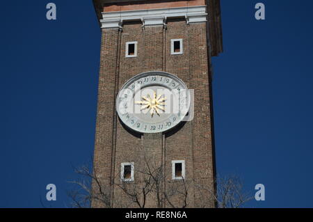 Réveil dans la tour de la façade de l'église du Saint Apôtre à Venise. Voyages, vacances, de l'architecture. Le 28 mars 2015. Venise, Vénétie, JE Banque D'Images