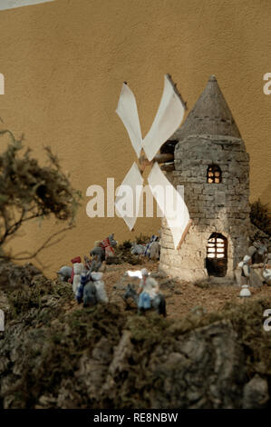 Creche personnages et scènes made in Provence, France sont faits de façon traditionnelle dans la main. Ici une scène Moulin Provençal à la Garde-Freinet (Var) Banque D'Images