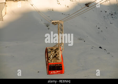 Un téléphérique fait son chemin jusqu'à l'Pasrsenn Gotschna mountain station du téléphérique de Klosters ski en Suisse Banque D'Images