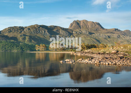 La lumière du soir tombant sur Slioch vue de la rive du Loch Maree Banque D'Images