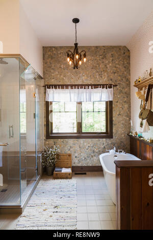 Cabine de douche en verre et des meubles anciens établissements autonomes de basculer le haut d''une baignoire dans une salle de l'étage sur plancher intérieur certifié LEED Country home Banque D'Images