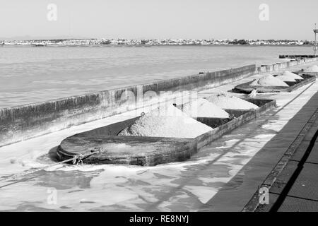 Bargues de fer chargé avec des tas de gros sel juste extraites de la lagune Banque D'Images