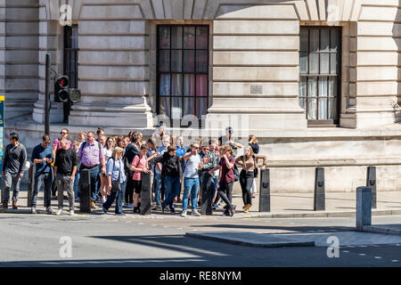 Londres, Royaume-Uni - 22 juin 2018 : sur de nombreuses personnes touristes marcher sur la rue trottoir durant la journée en ville en attente de cross road Banque D'Images