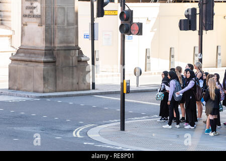 Londres, Royaume-Uni - 22 juin 2018 : De nombreuses personnes enfants école touristes filles musulmanes à attendre de concordance cross street pendant la journée par la route en ville Banque D'Images