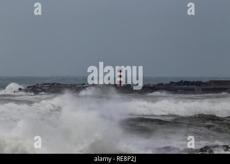 Tempête à l'entrée de la Povoa de Varzim Harbour, au nord de Portugal. Banque D'Images