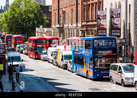 Londres, Royaume-Uni - 22 juin 2018 : High angle view of street road avec rangée de nombreux double decker bus rouge et bleu dans le centre-ville de ville par Trafalgar squ Banque D'Images